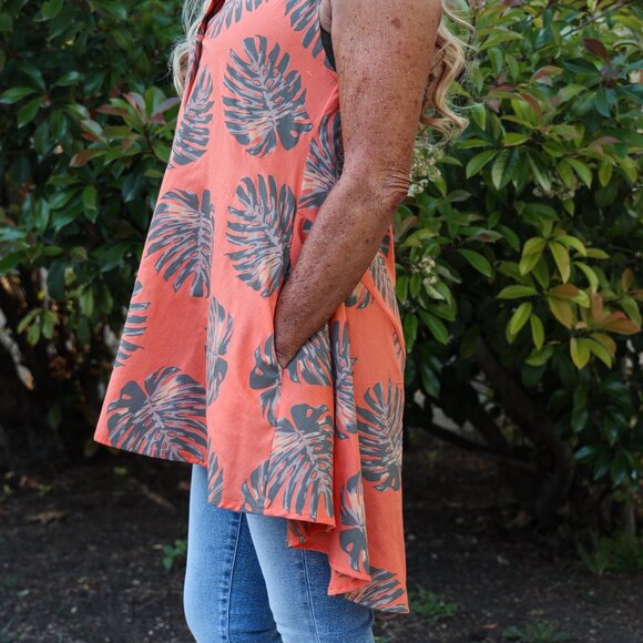 NWT Tropical Sunset Orange Sleeveless Palm Leaf Button Front High Low Top - Picture 4 of 7